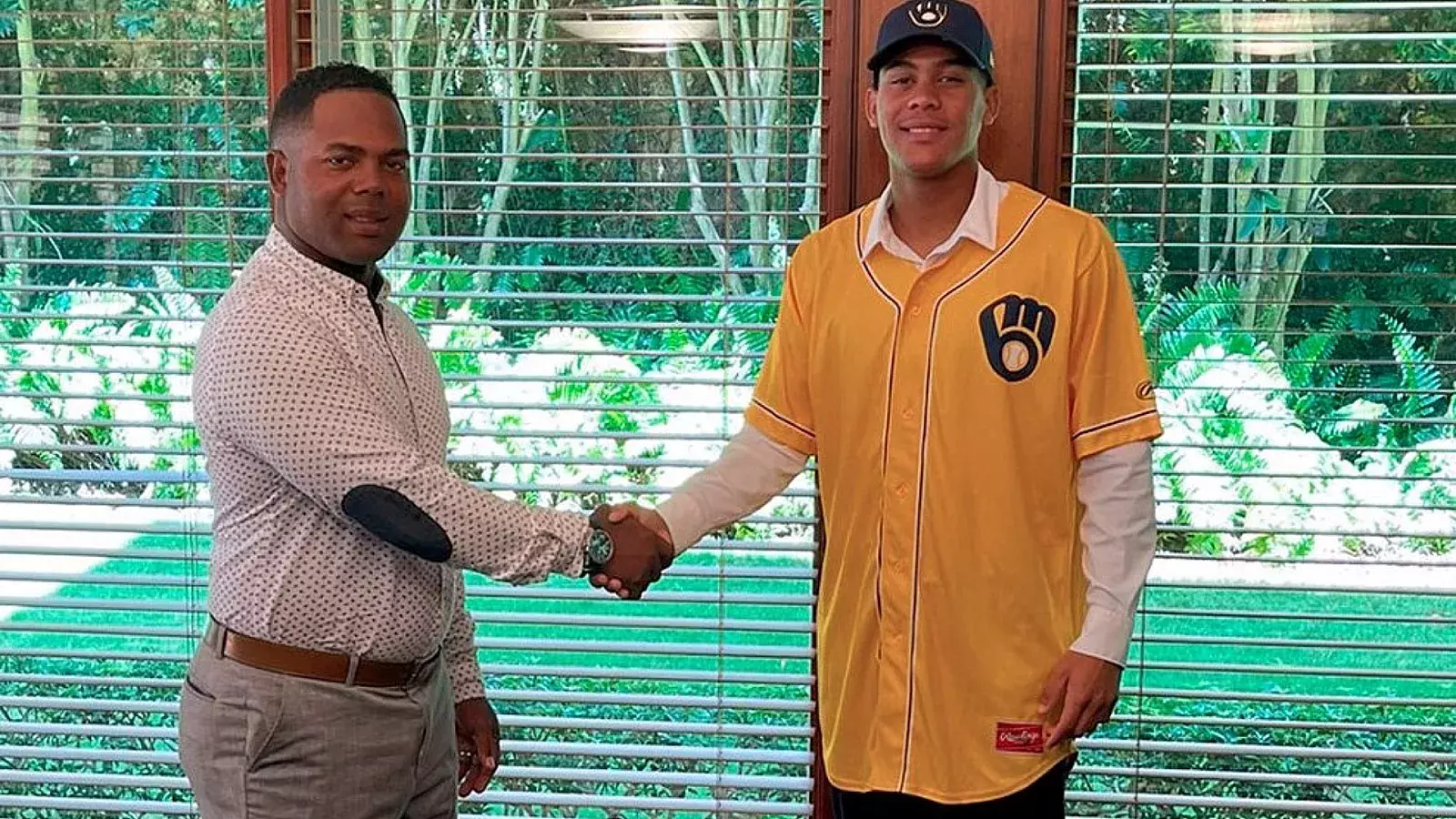 Prospecto cubano  firma con Cerveceros de MLB
