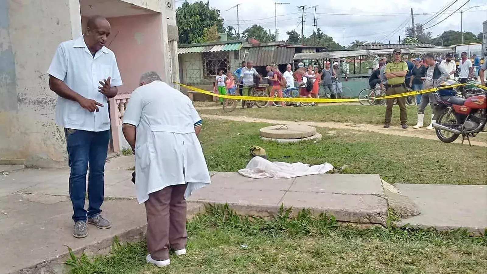Cuerpo de Padrón en el suelo, muerto, tras caer de edificio en Colón