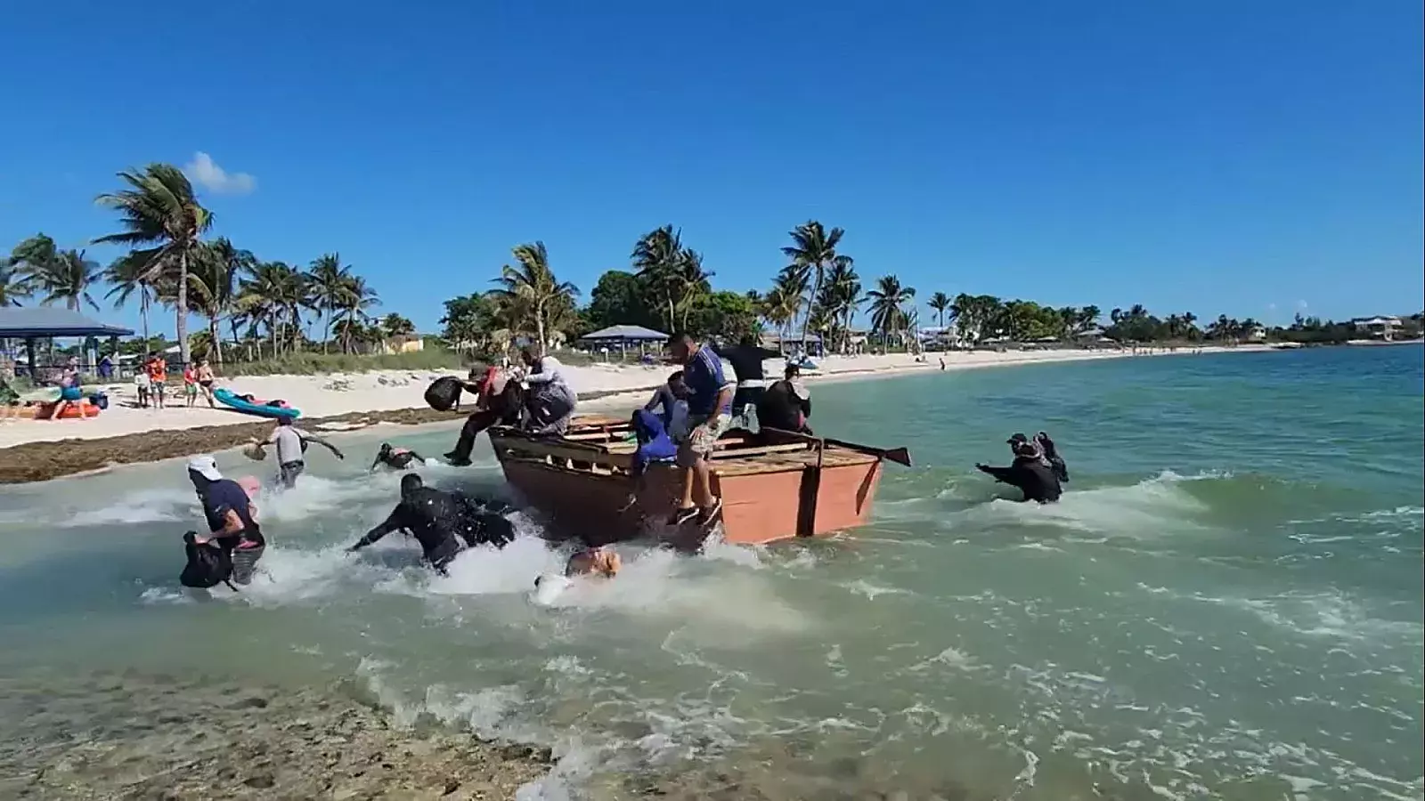 Balseros cubanos llegan a Sombrero Beach