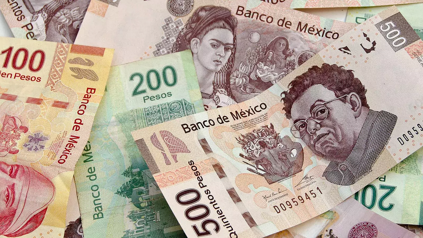Peso mexicano logra su mejor nivel frente al dólar en más de un año