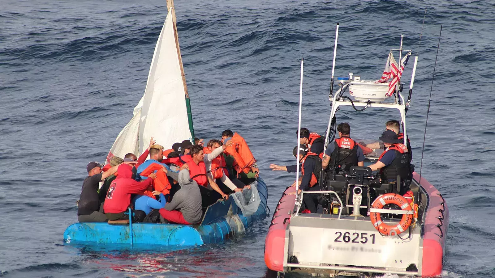 Migrantes cubanos interceptados en el mar por la Guardia Costera