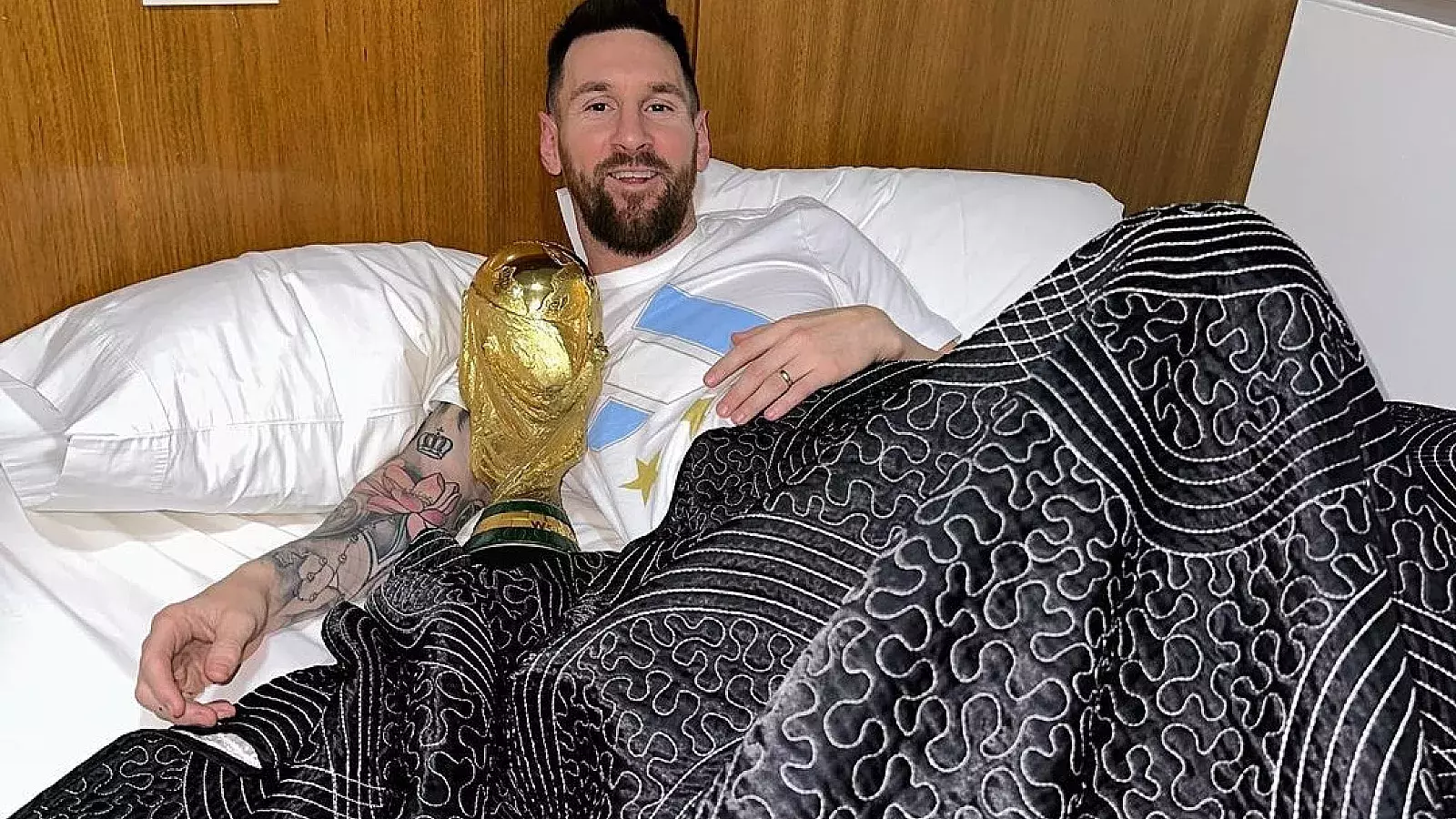 ¡Messi durmió con la Copa del Mundo y las redes estallaron!