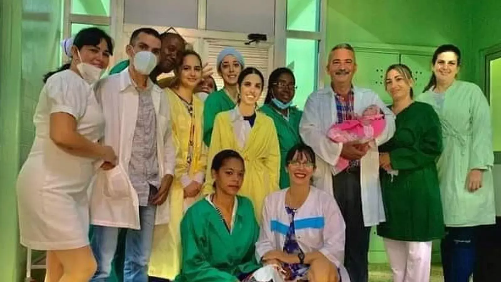 Médicos cubanos con la bebé abandonada en Alquízar