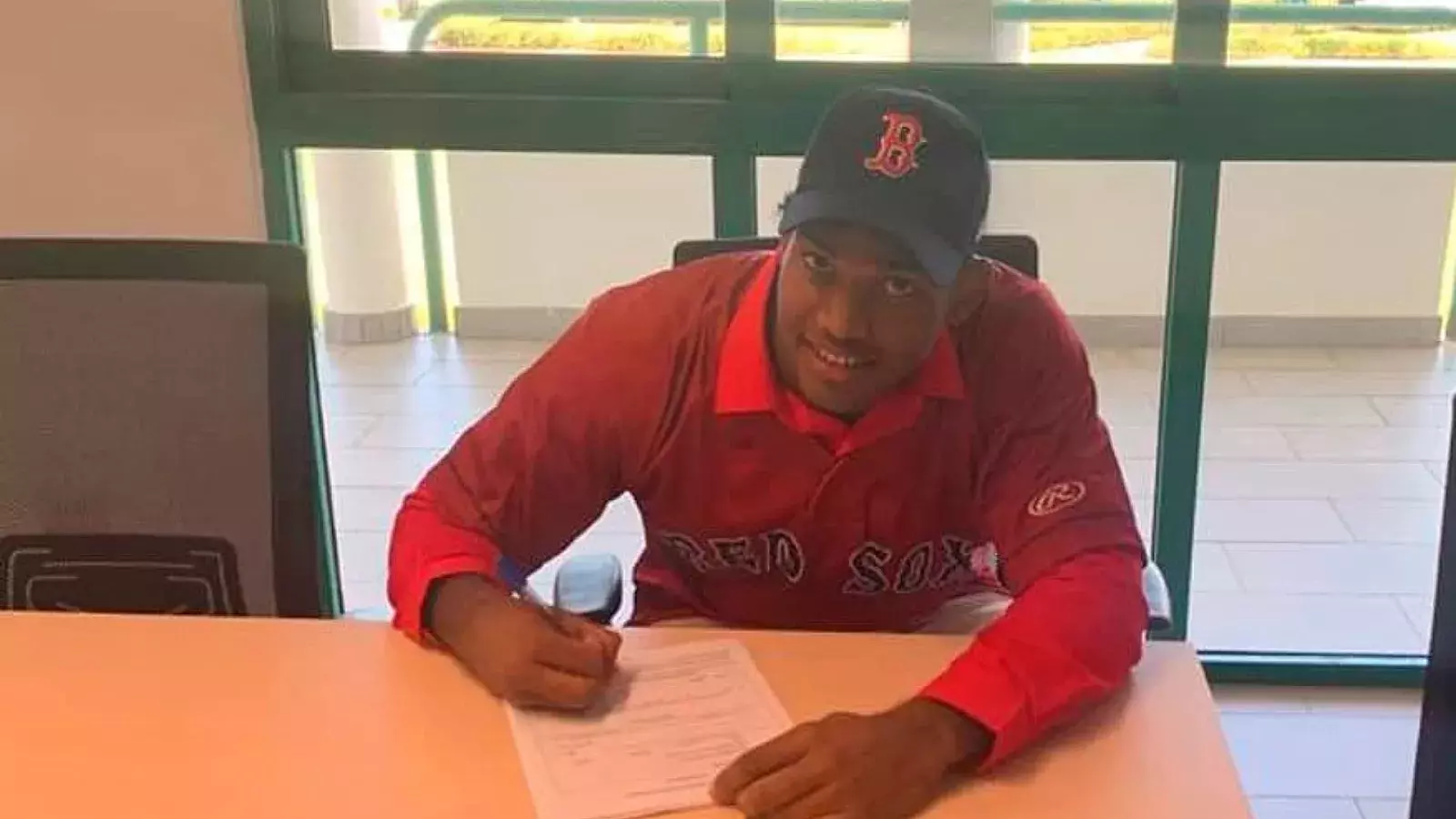 Joven pitcher cubano firma con Red Sox