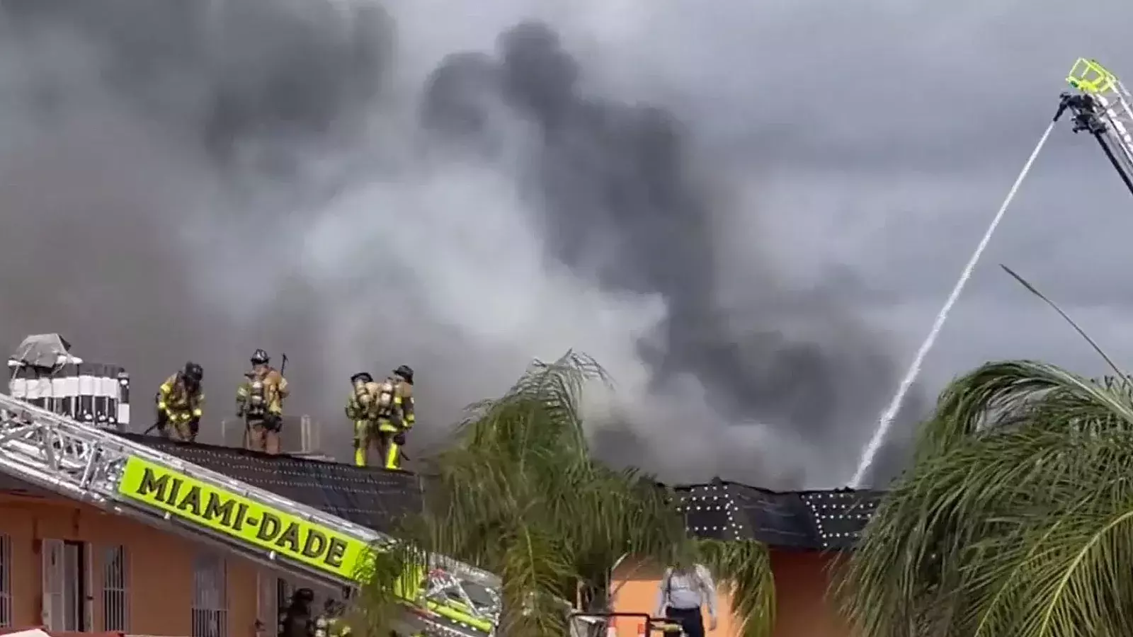 Incendio en complejo de apartamentos en Miami Dade provoca colapso del techo