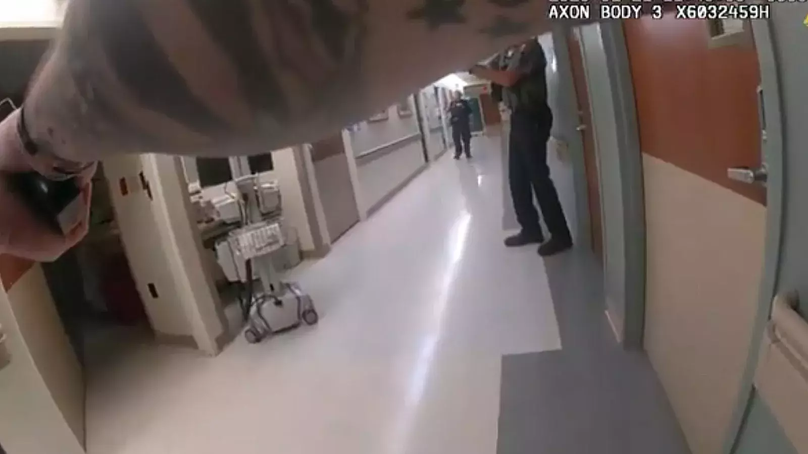 Video policial: Mujer se atrinchera en un hospital tras matar a su esposo