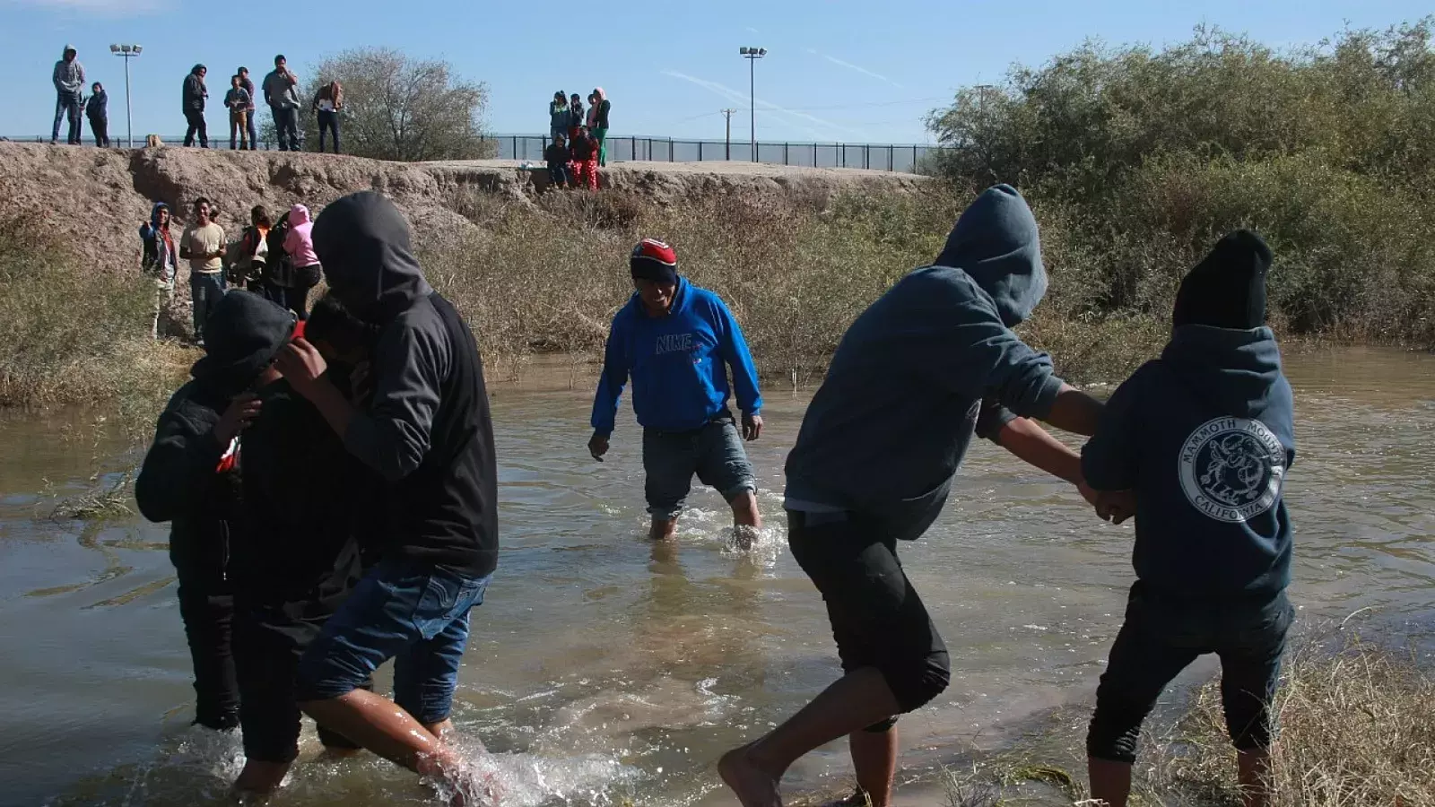 Inmigrantes ilegales cruzan frontera con EEUU