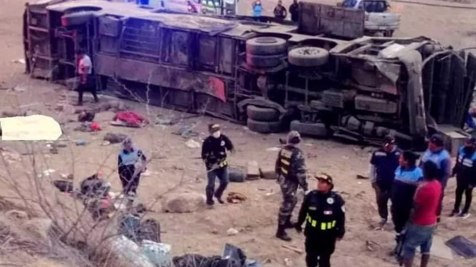 Tragedia en Perú: al menos 20 muertos tras caer un autobús por un precipicio