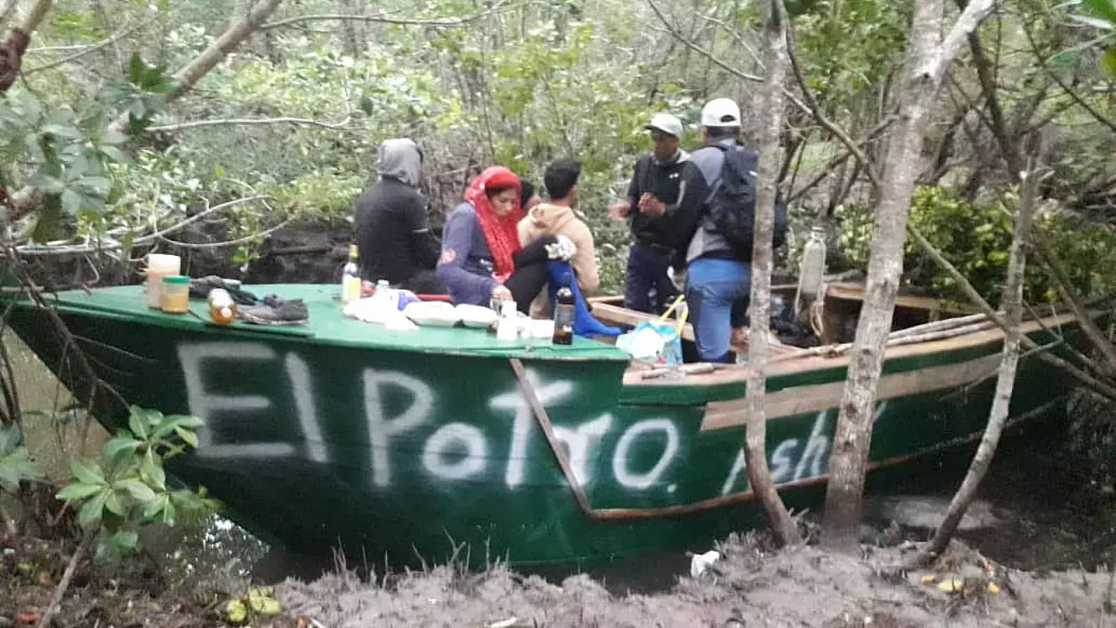 Salieron en un bote verde de madera, con un cartel que dice &quot;El potro&quot;