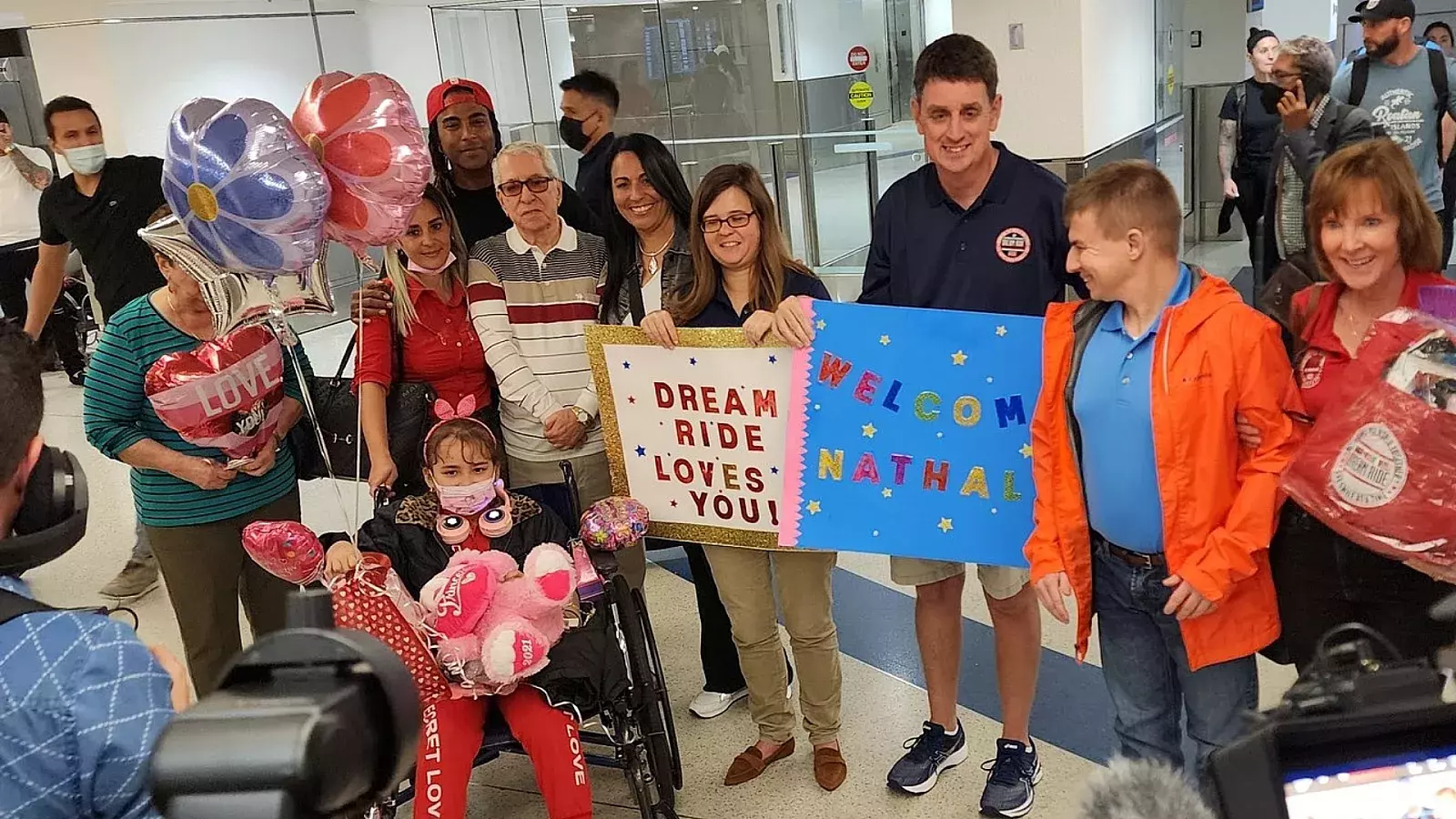 Niña cubana con leucemia llega a Miami con "parole humanitario"
