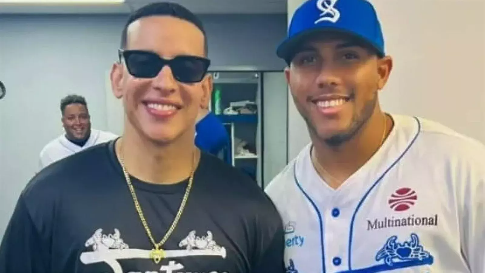 Pelotero cubano Pedro León junto a Daddy Yankee