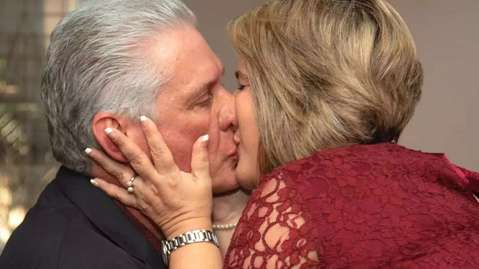 El beso apretujado de Díaz-Canel y Liz Cuesta explota las redes sociales