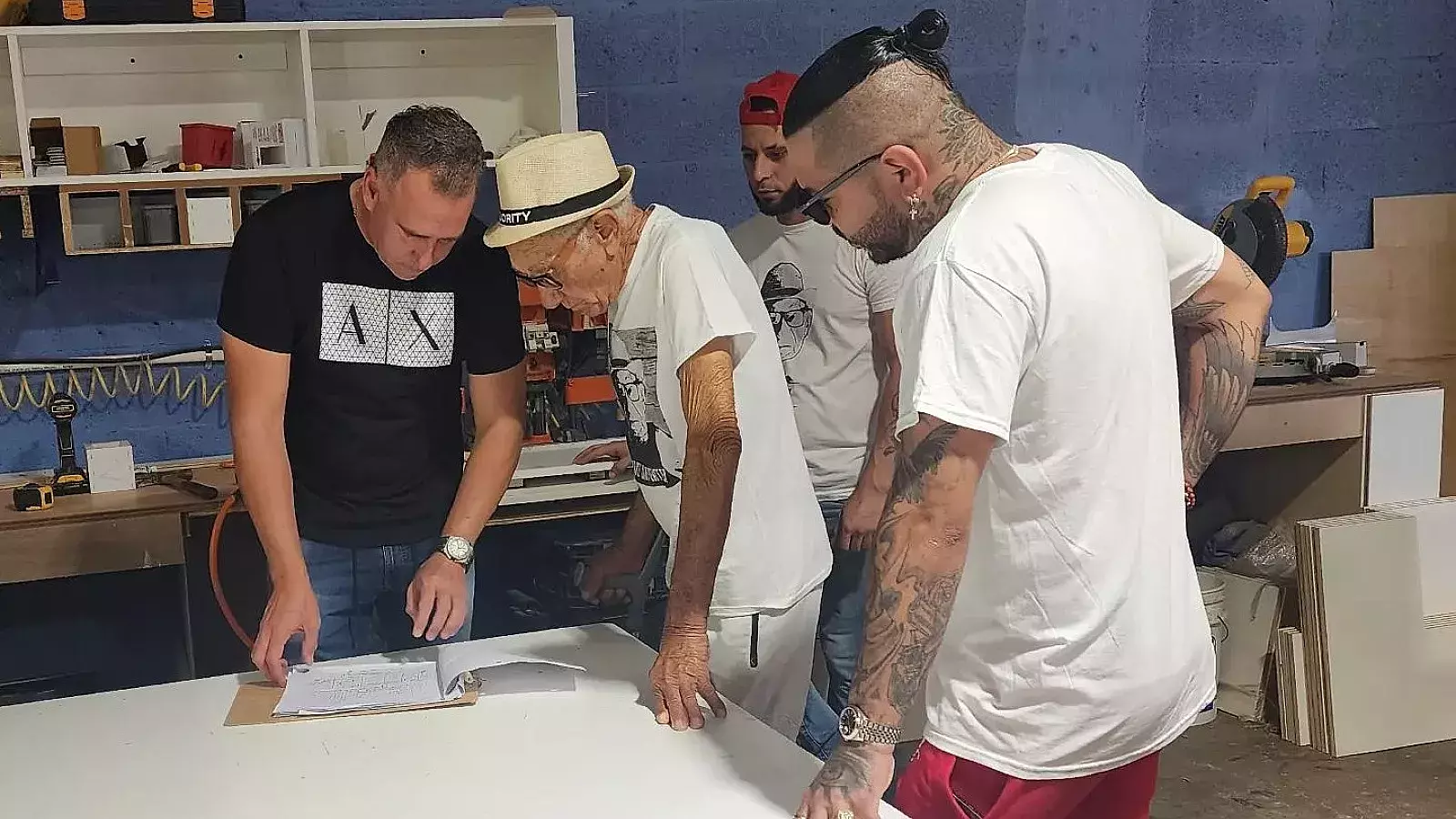 VIDEO: El Chacal sorprende a su abuelo con una carpintería en Miami “para mantener la tradición”