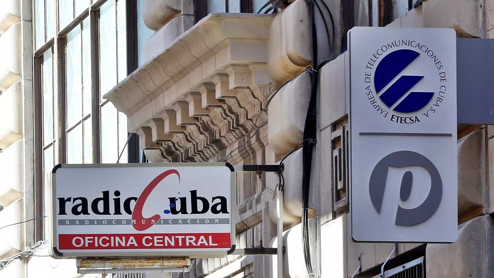 Vista de logos de las oficina de RadioCuba y ETECSA en La Habana