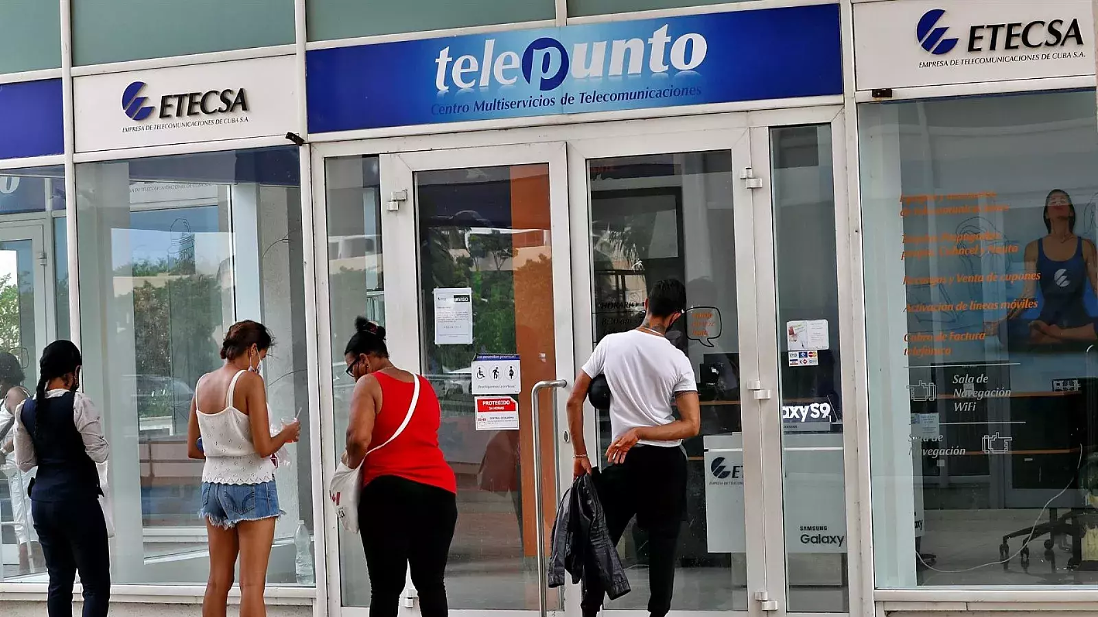 Varias personas esperan para entrar a oficina de servicios de Etecsa en La Habana