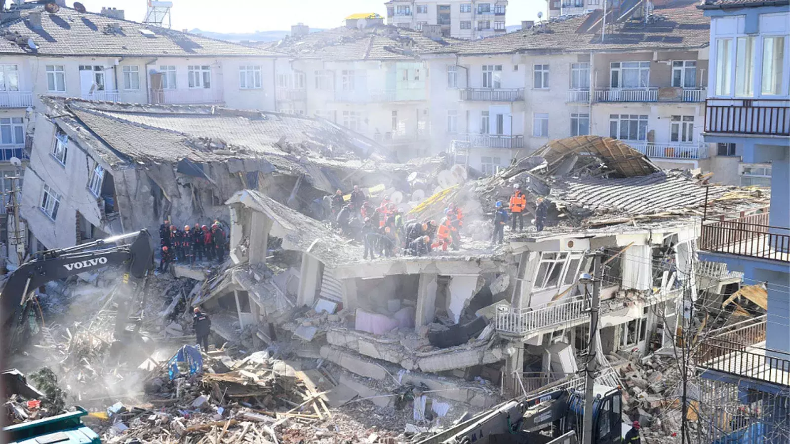 Turquía declara tres meses de estado de emergencia en zonas afectadas por el terremoto