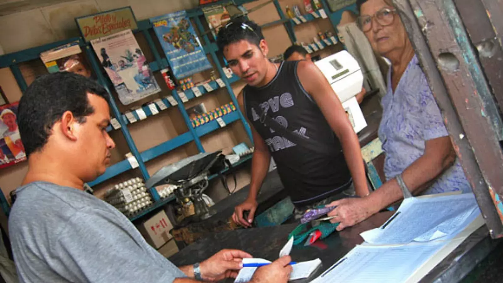 Cubanos compran en bodega estatal con libreta de racionamiento