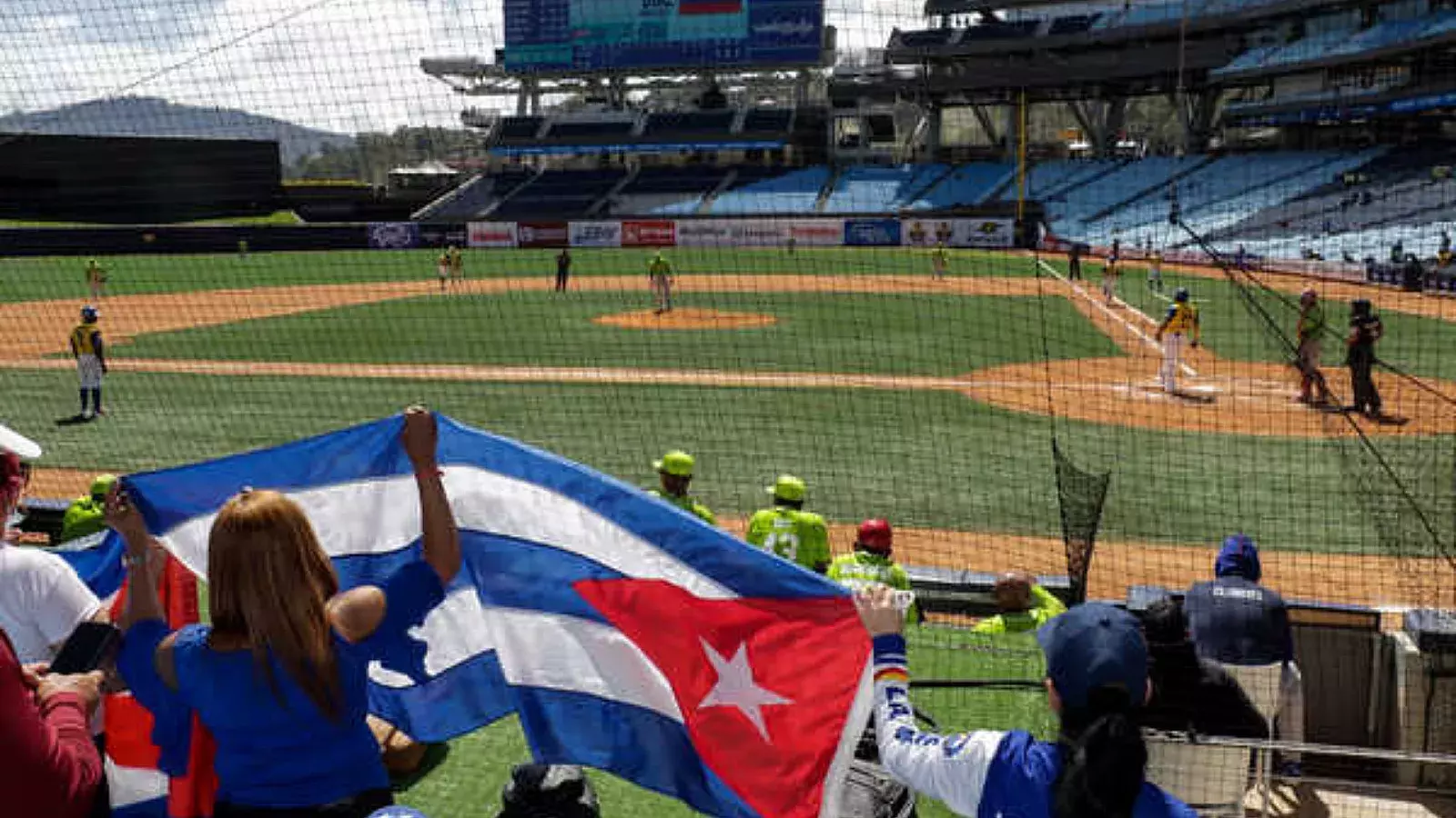 Apoyan desde las gradas al Cuba en Serie del Caribe