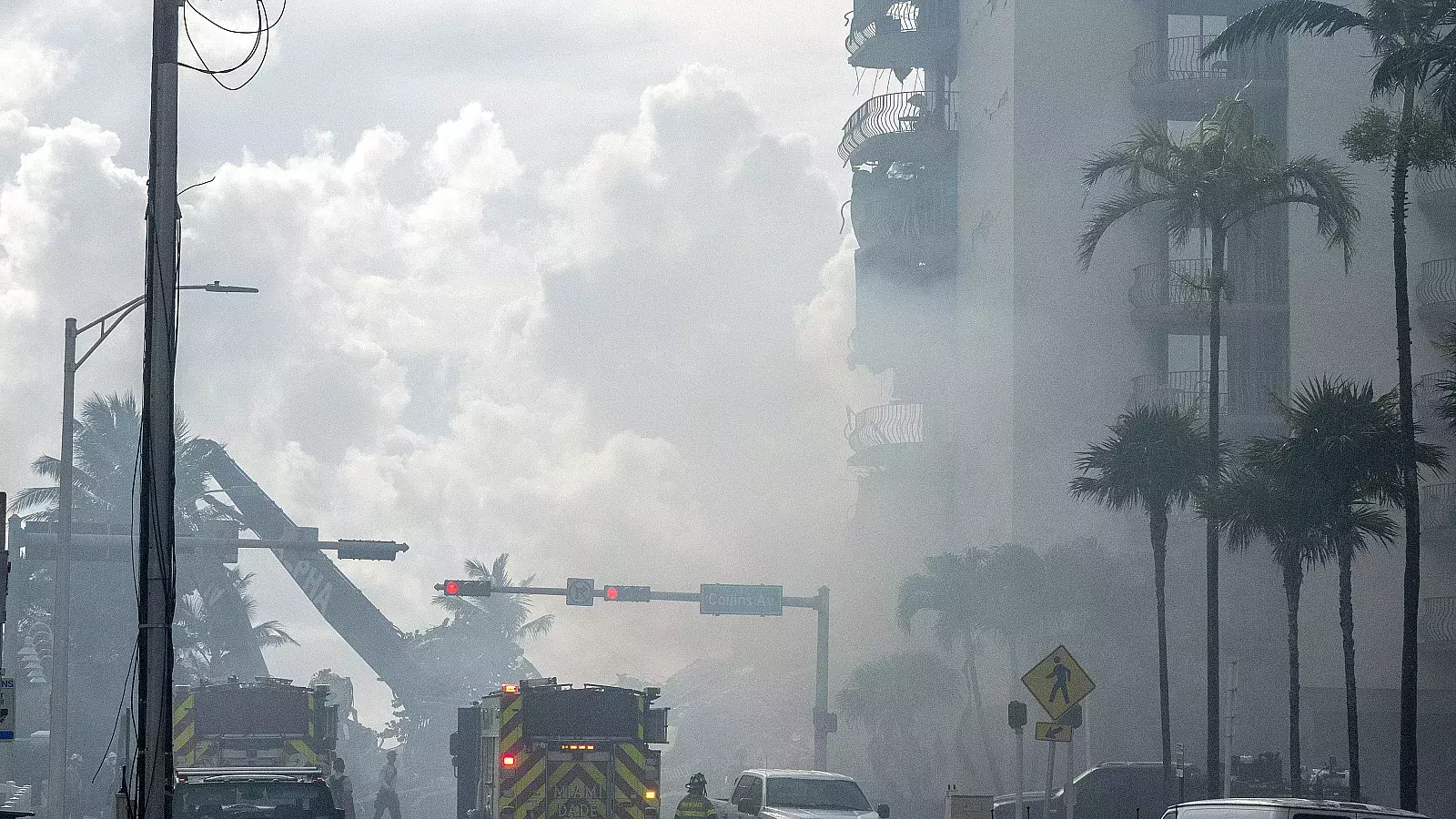 Bombero de Miami continúan combatiendo incendio en planta de desechos