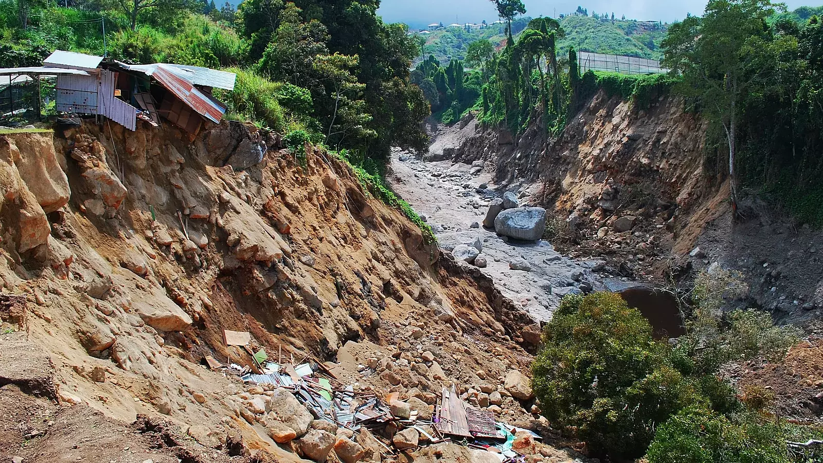 Al menos 40 muertos por deslizamiento de tierra en el sur de Perú