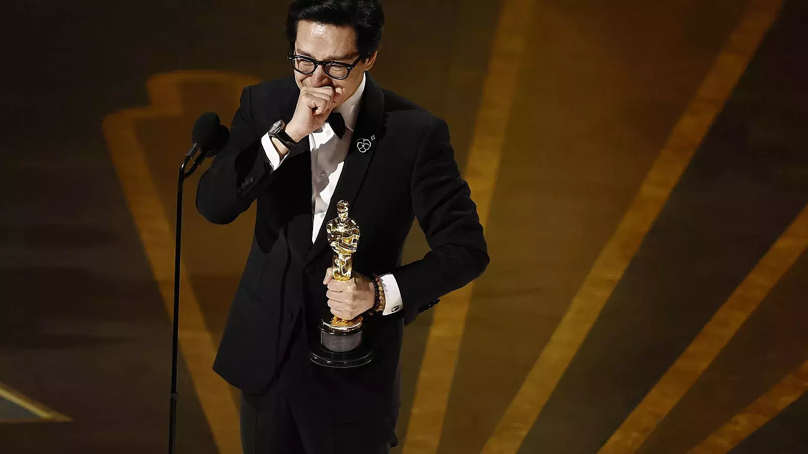Ke Huy Quan: la increíble historia del niño que vivió en un bote, un campo de refugiados y ahora ganó un Oscar