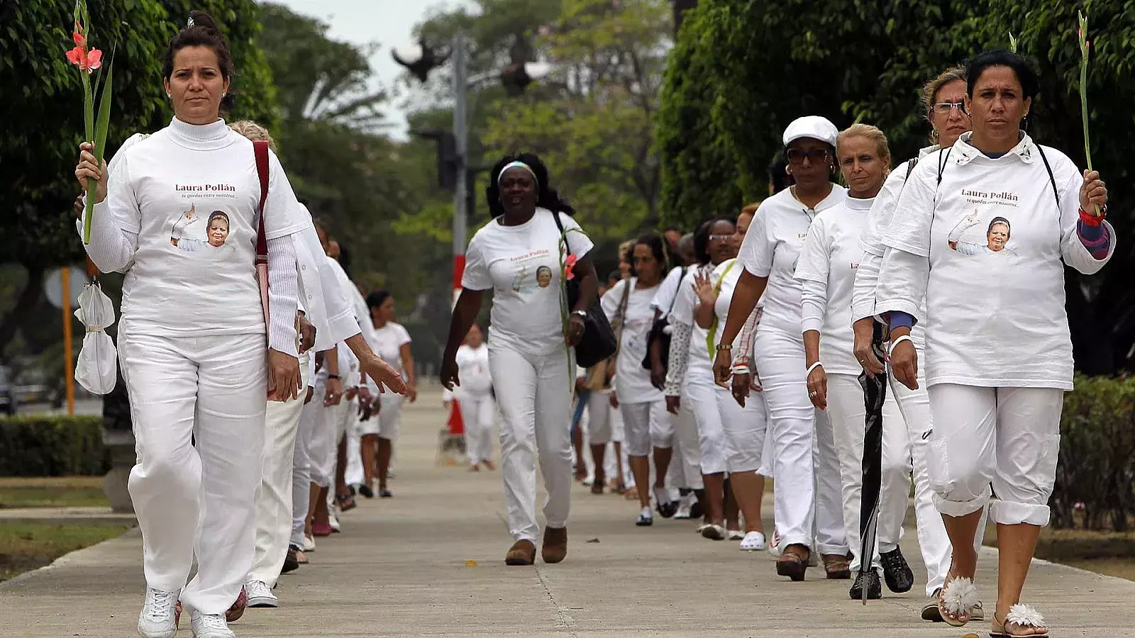 Damas de Blanco en marcha pacífica por Quinta Avenida, La Habana (2013)