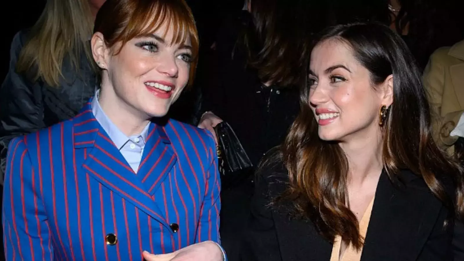 Emma y Ana sonríen es desfile de moda en París