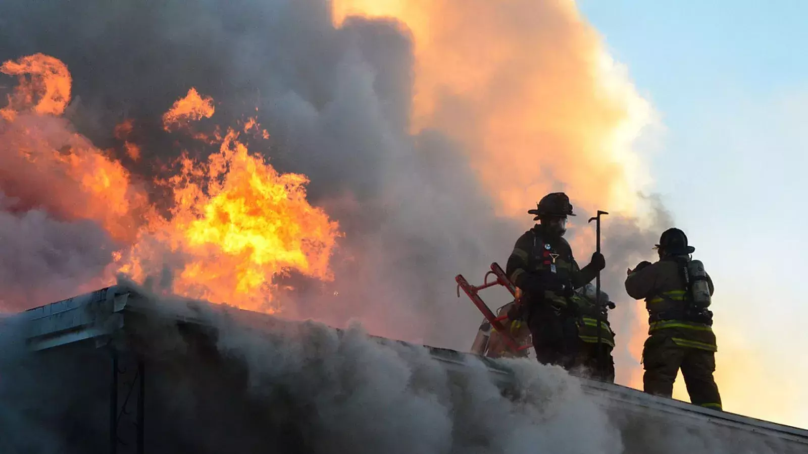 VIDEO | “Dios me dio la fuerza”: Hispano salva a tres niños atrapados en edificio en llamas