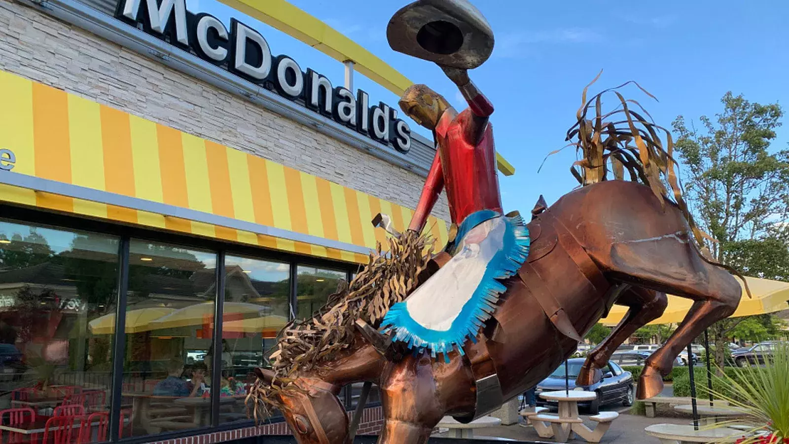 Joven cubano se hace viral por ir en caballo a McDonald’s de Hialeah