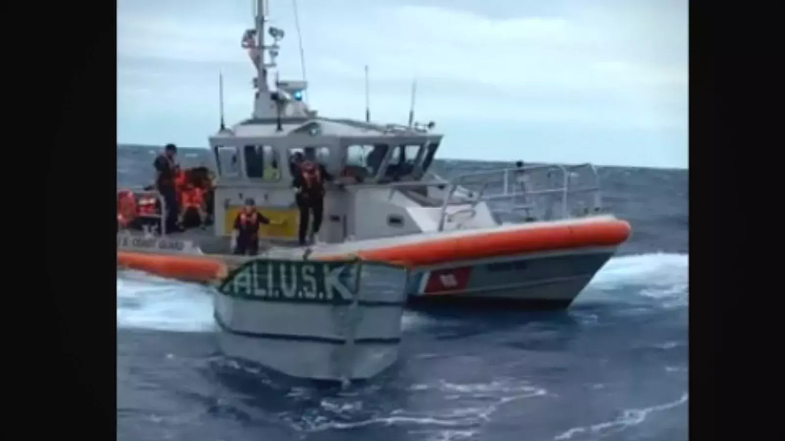 Guardia Costera rescata a migrantes.