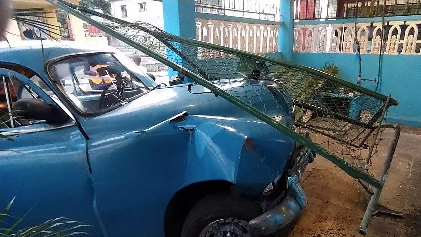 Chocan auto contra casa en La Habana