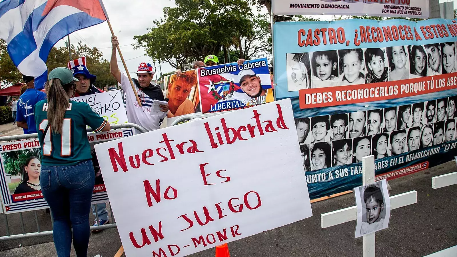 Exiliados cubanos protestan fuera del estadio de Miami.