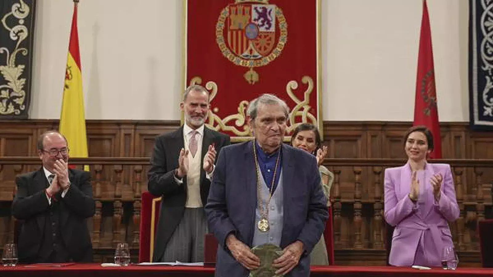 El poeta venezolano Rafael Cárdenas recibe el Premio Cervantes 2023 de manos del rey de España, Felipe VI