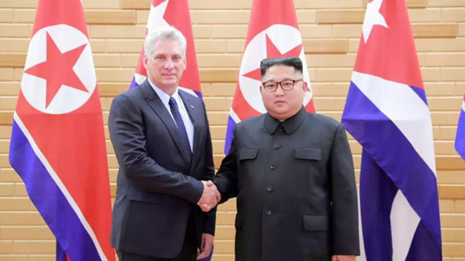 Gobernante del régimen cubano Miguel Díaz-Canel (d) y el líder norcoreano Kim Jong-un