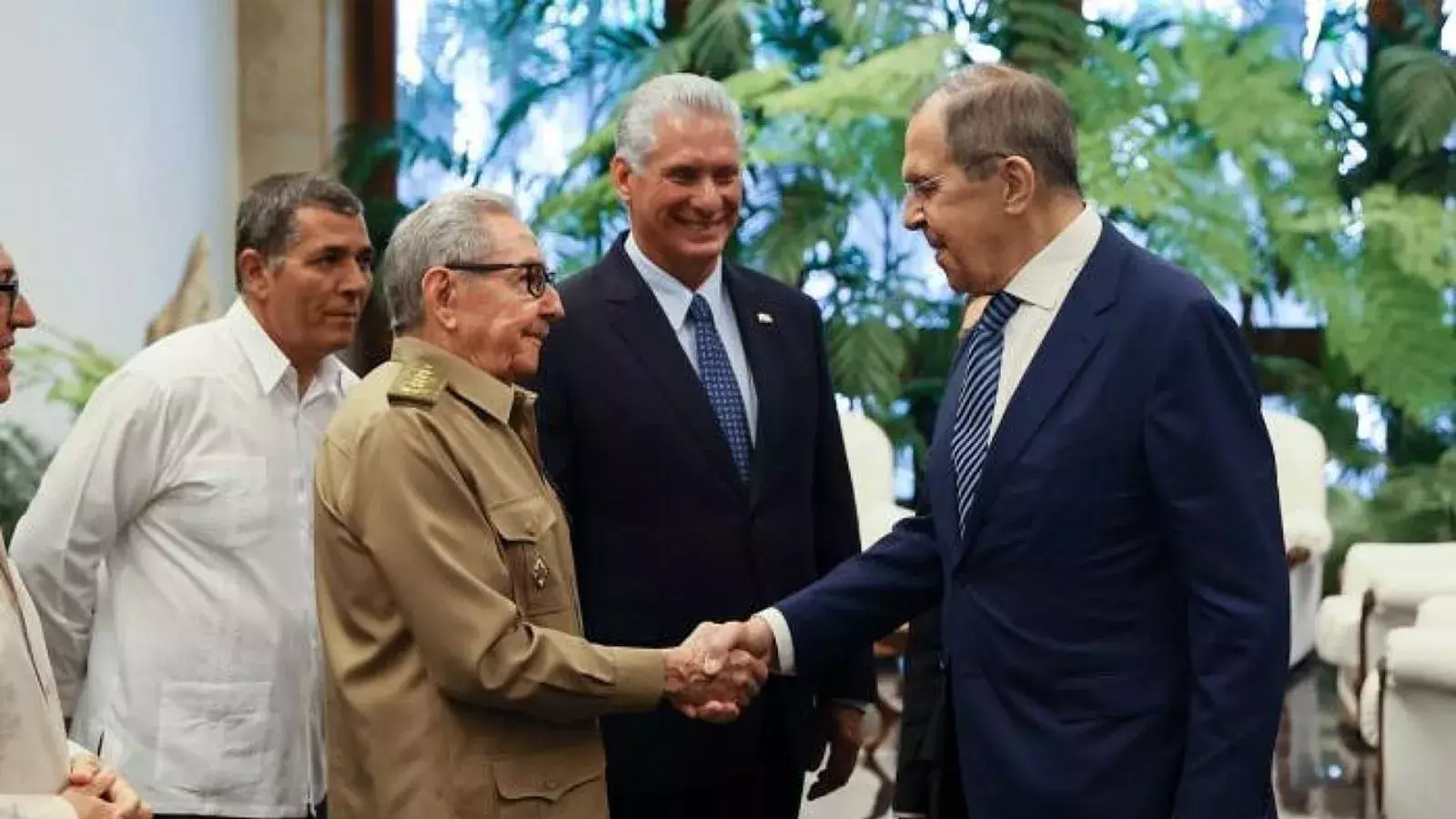 Raúl Castro y Díaz Canel reciben a Lavrov.