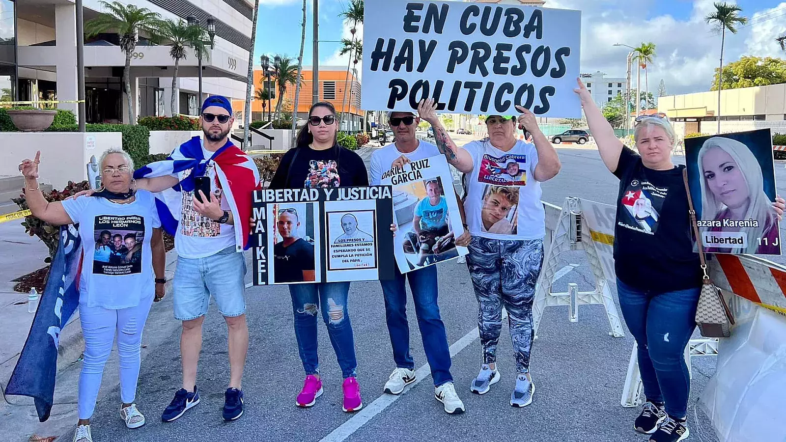 Marcel Valdés y familiares de presos políticos se manifiestan en Miami.