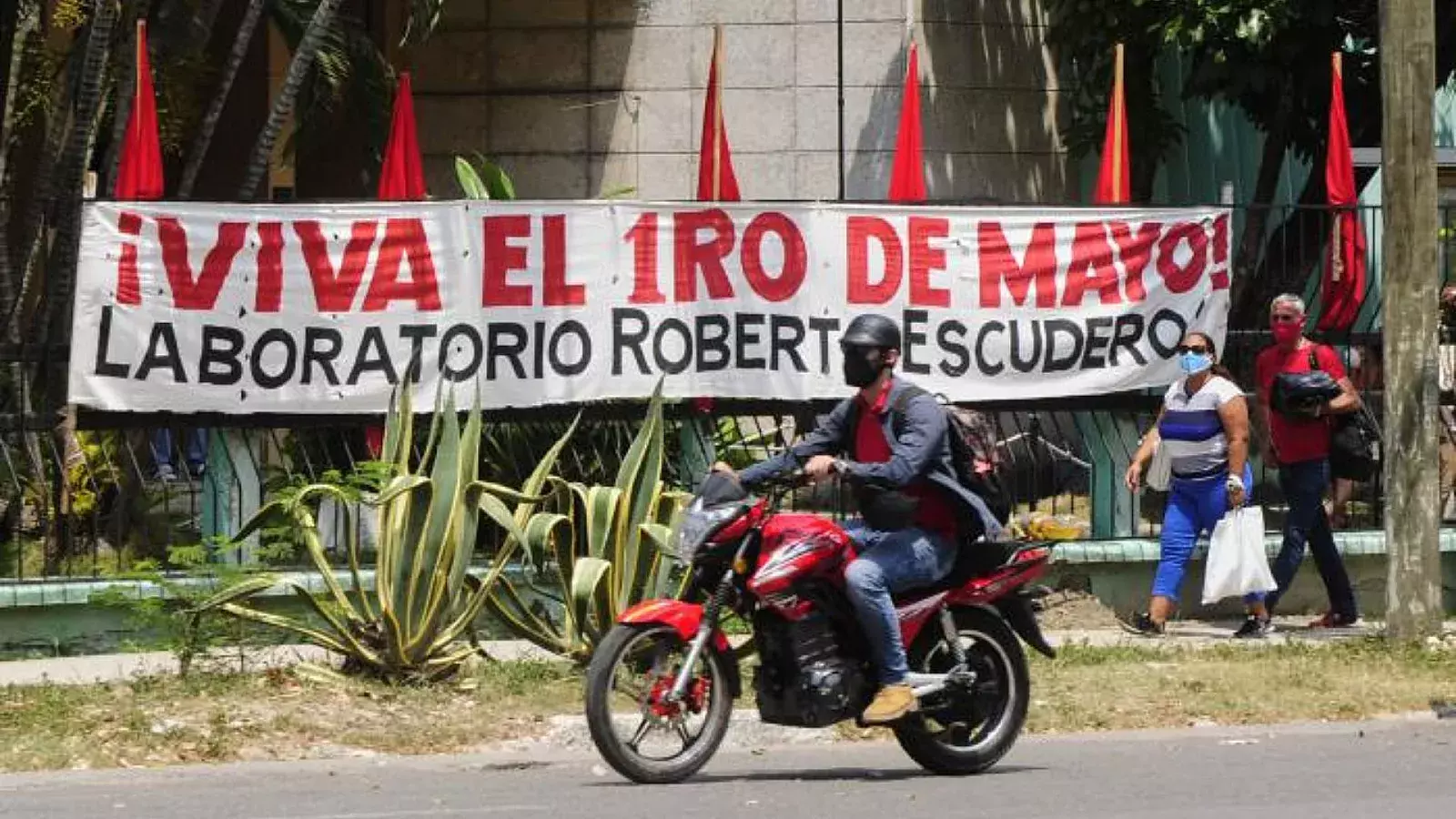 Propaganda del Primero de Mayo en calles cubana.