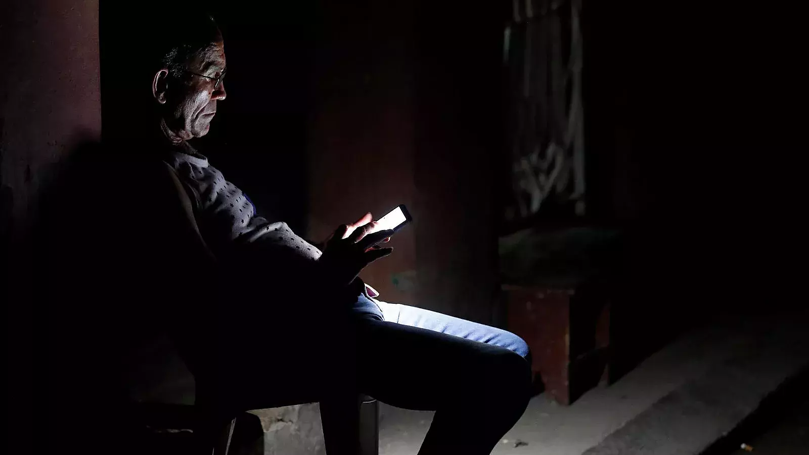 Cubano revisa su celular durante apagón en agosto de 2022, en La Habana.