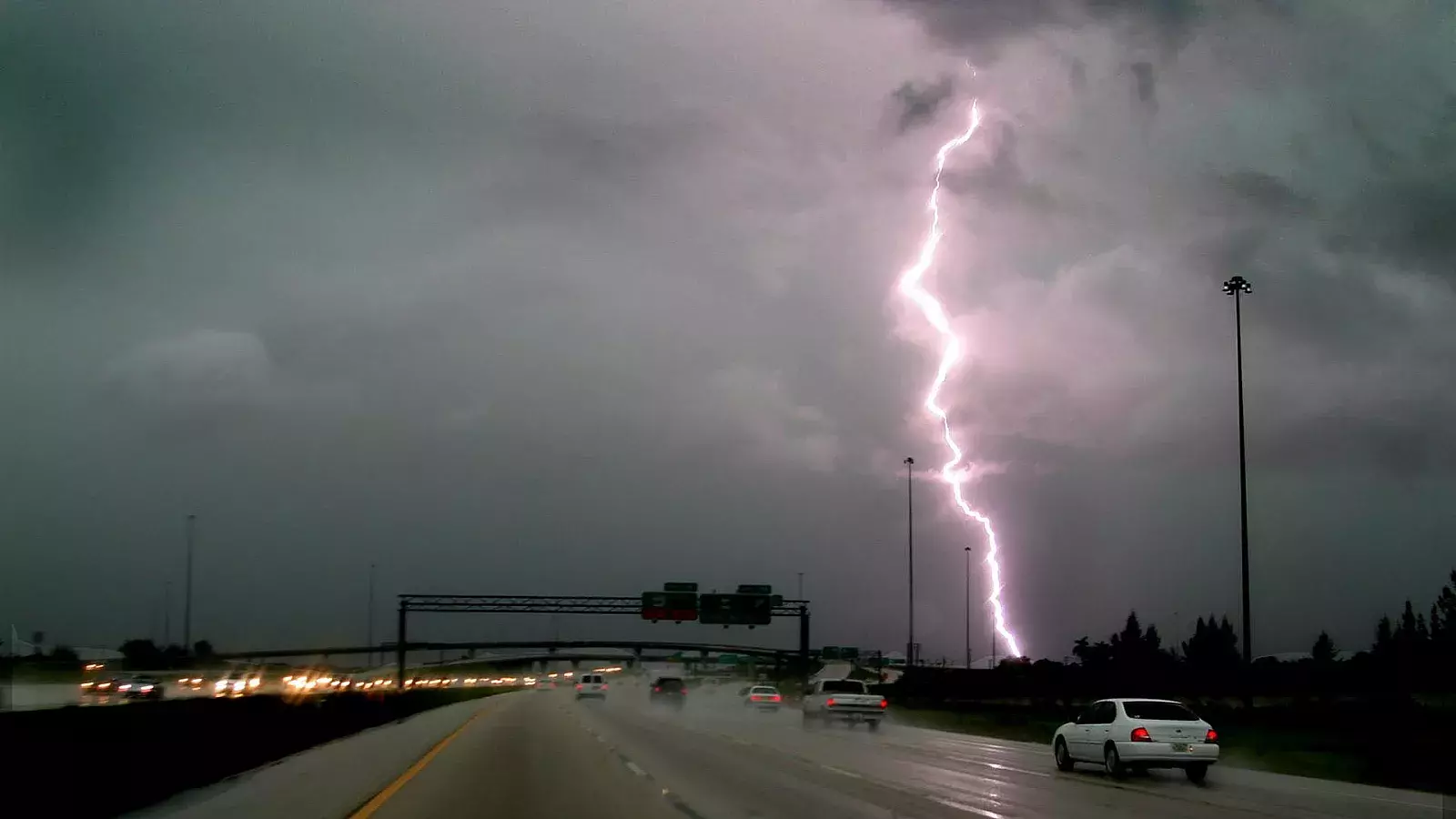 Advierten de inundaciones repentinas, tornados y tormentas eléctricas en Florida