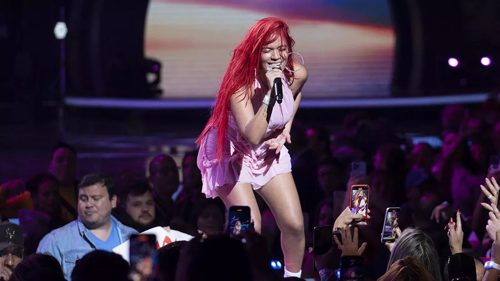 Karol G envía un poderoso mensaje con su camiseta en Saturday Night Live: ¡No al Photoshop!