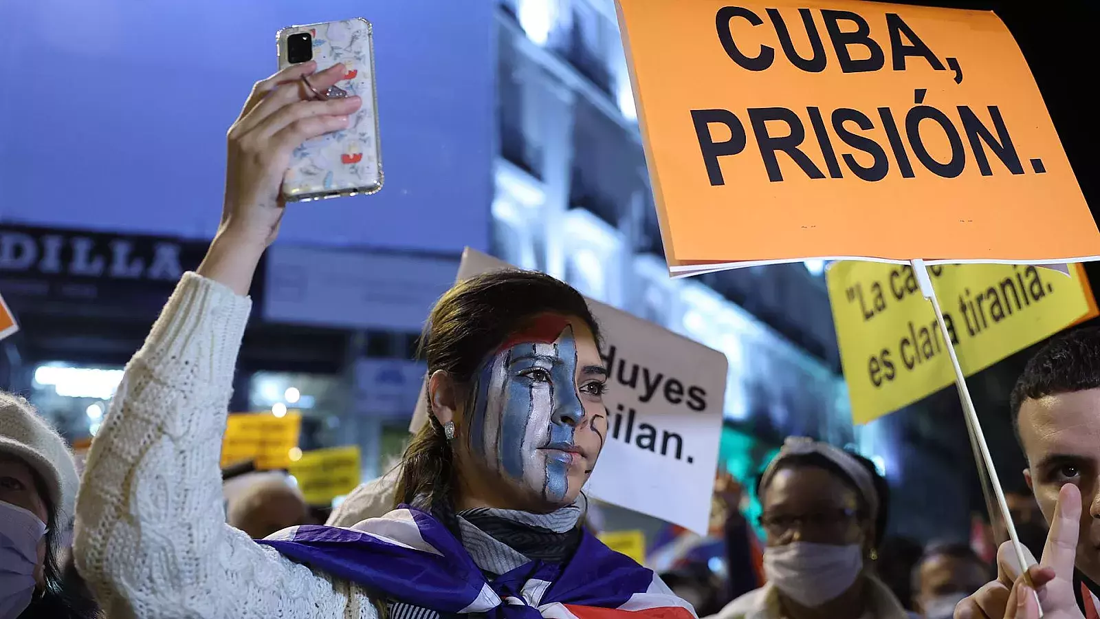 Cubana en manifestación contra el régimen de La Habana