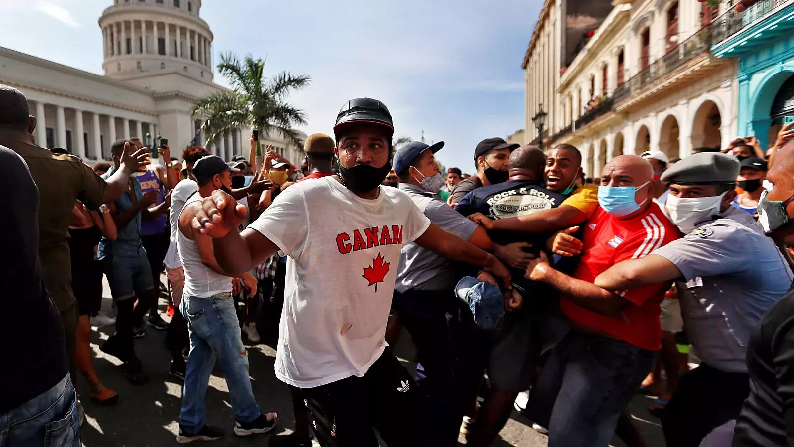 Represión policial en las manifestaciones antigubernamentales de julio de 2021 en La Habana