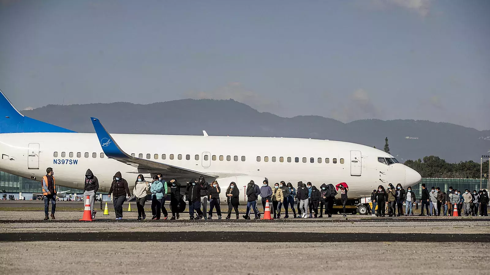 EEUU envía a Cuba el primer vuelo de migrantes deportados: 40 balseros y 83 de la frontera sur
