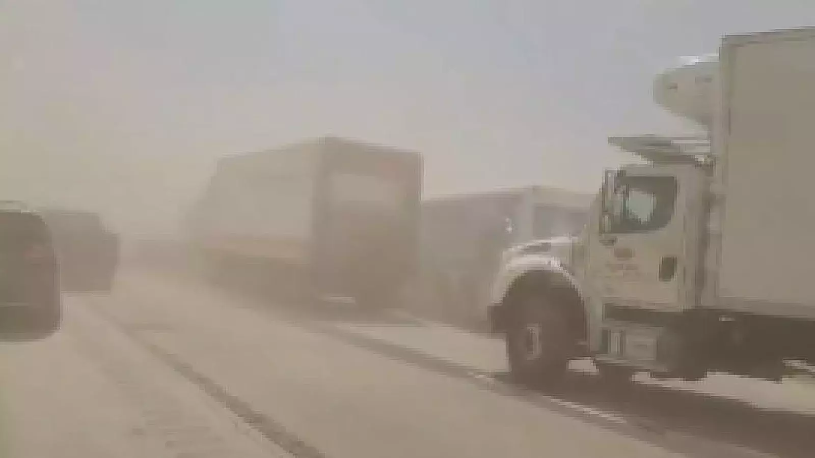 Tormenta mortal de polvo provoca el choque de más de 90 vehículos