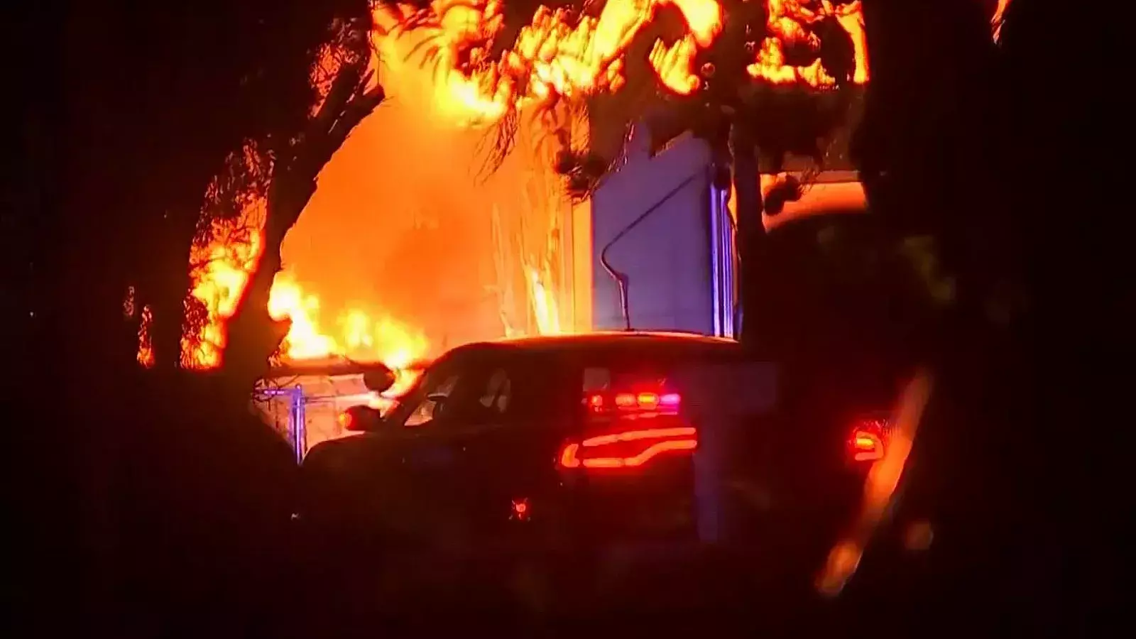 Hombre se atrinchera, incendia la casa y luego se suicida delante de la policía