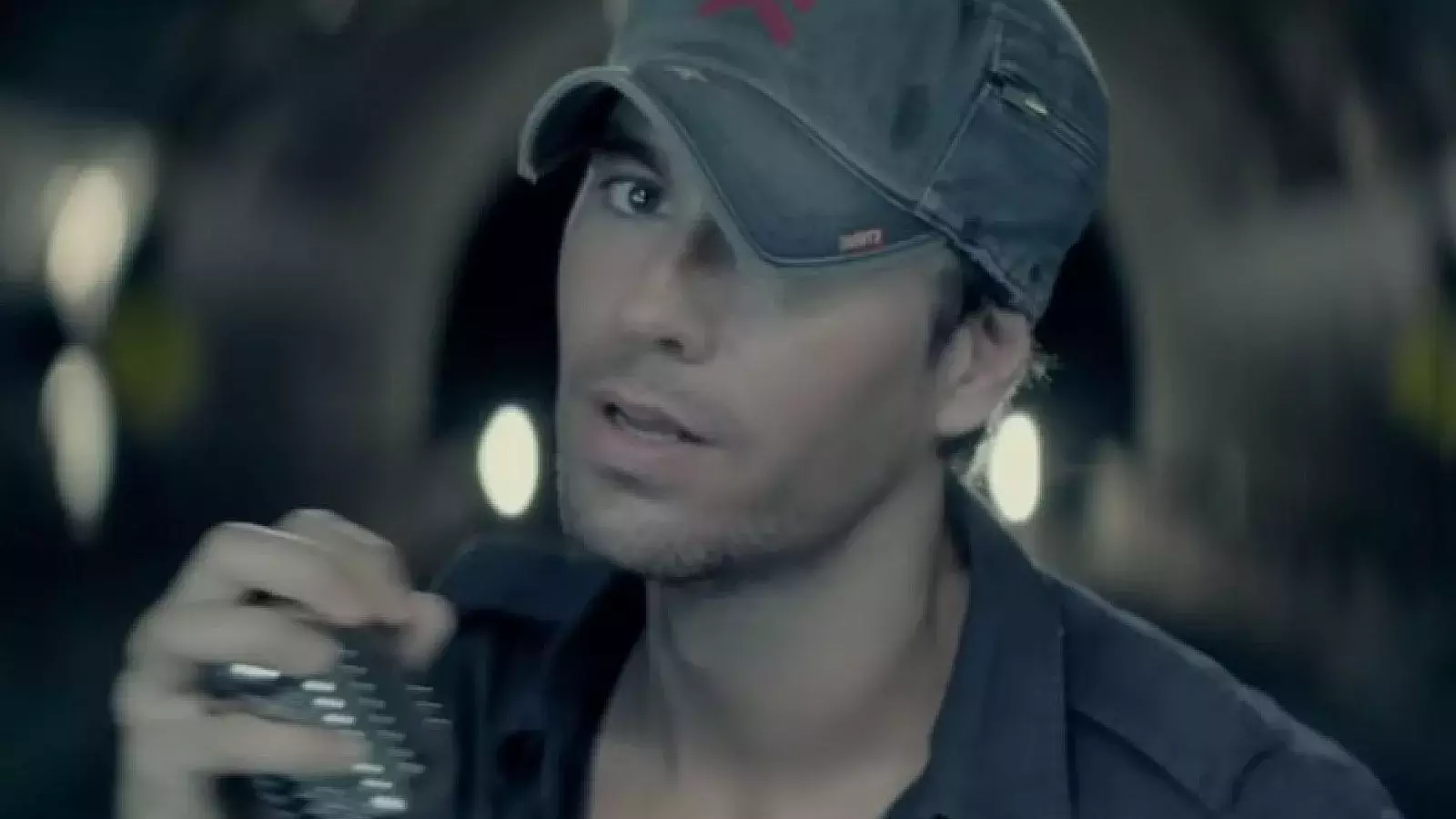 Enrique Iglesias revela los secretos mejor guardados detrás del videoclip de “Bailando”