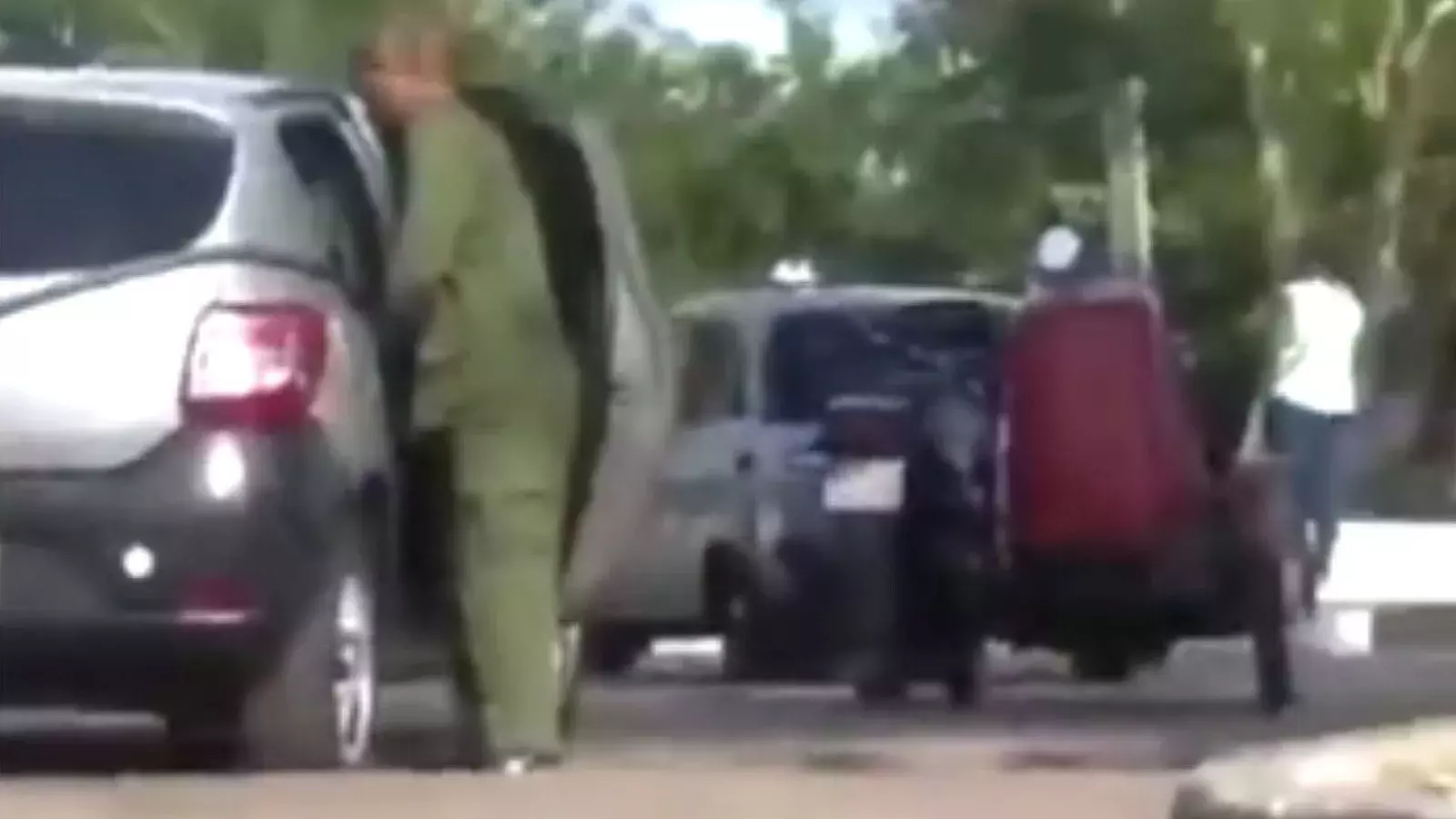 Militar cubano acapara combustible.