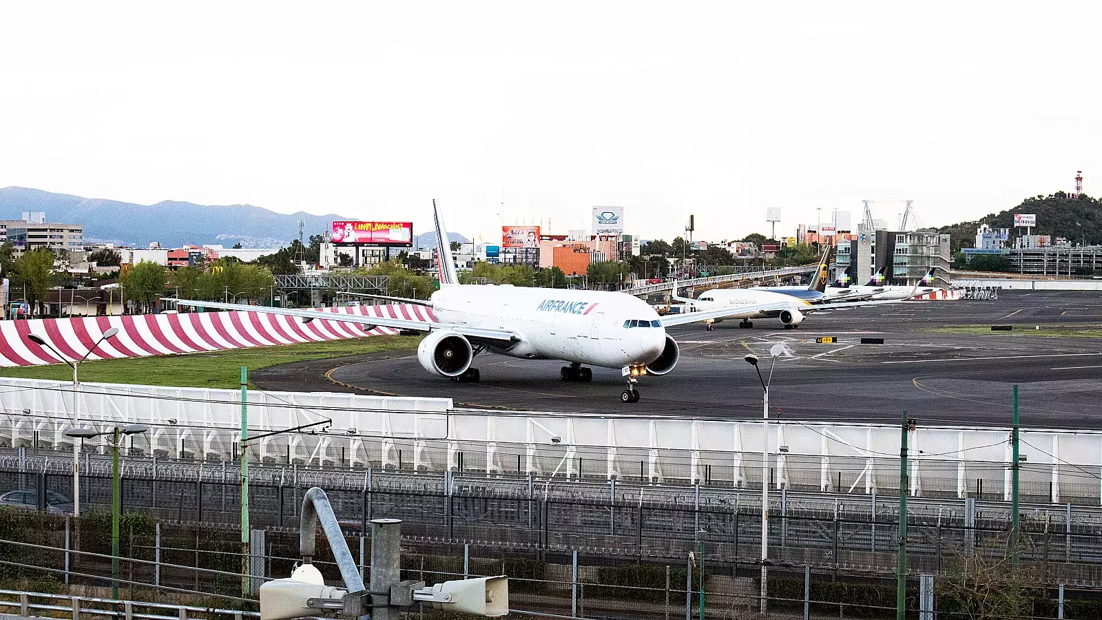 Cierran aeropuertos de Ciudad de México por caída de ceniza volcánica