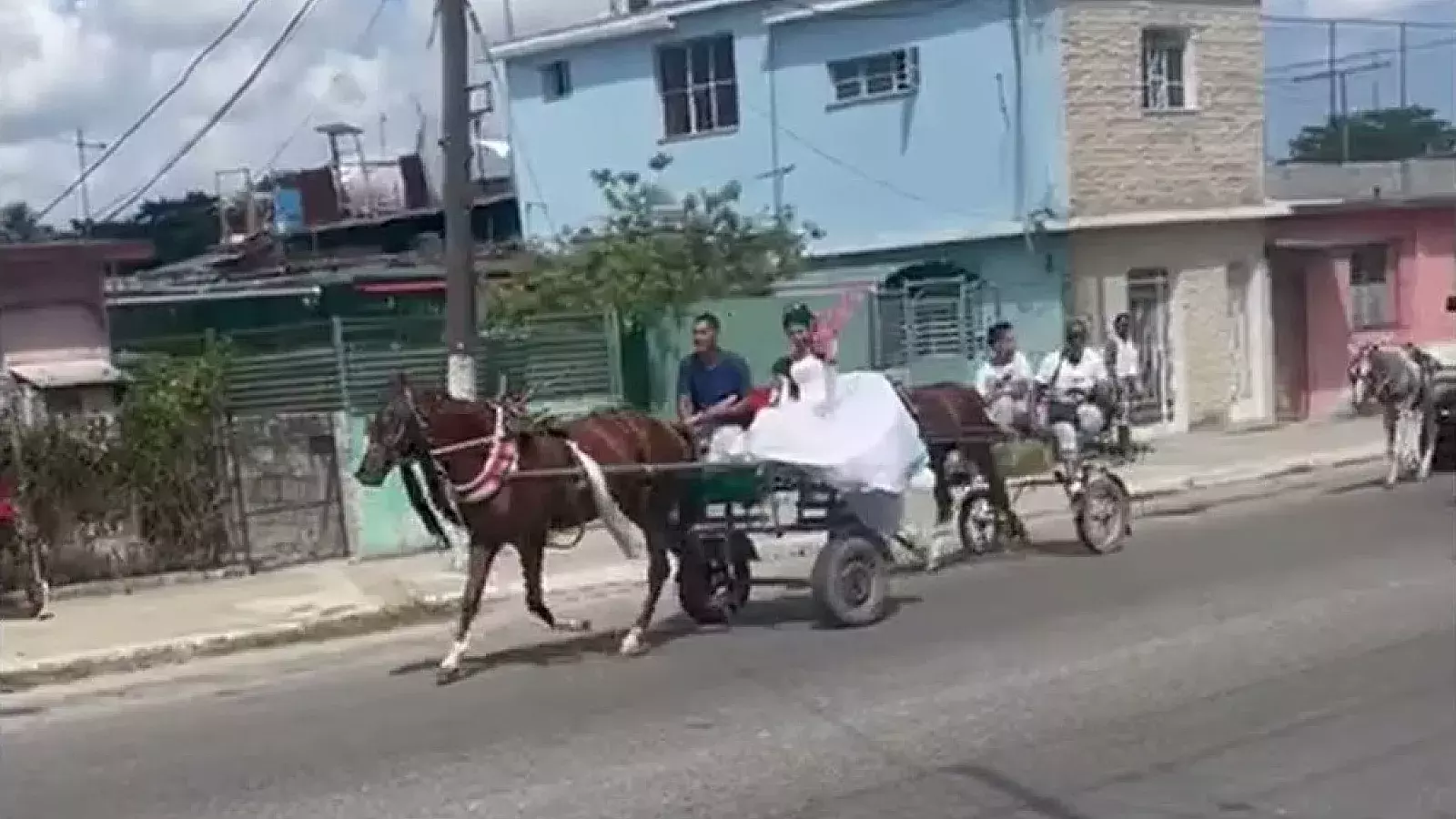 Boda a caballo por falta de gasolina en Cuba