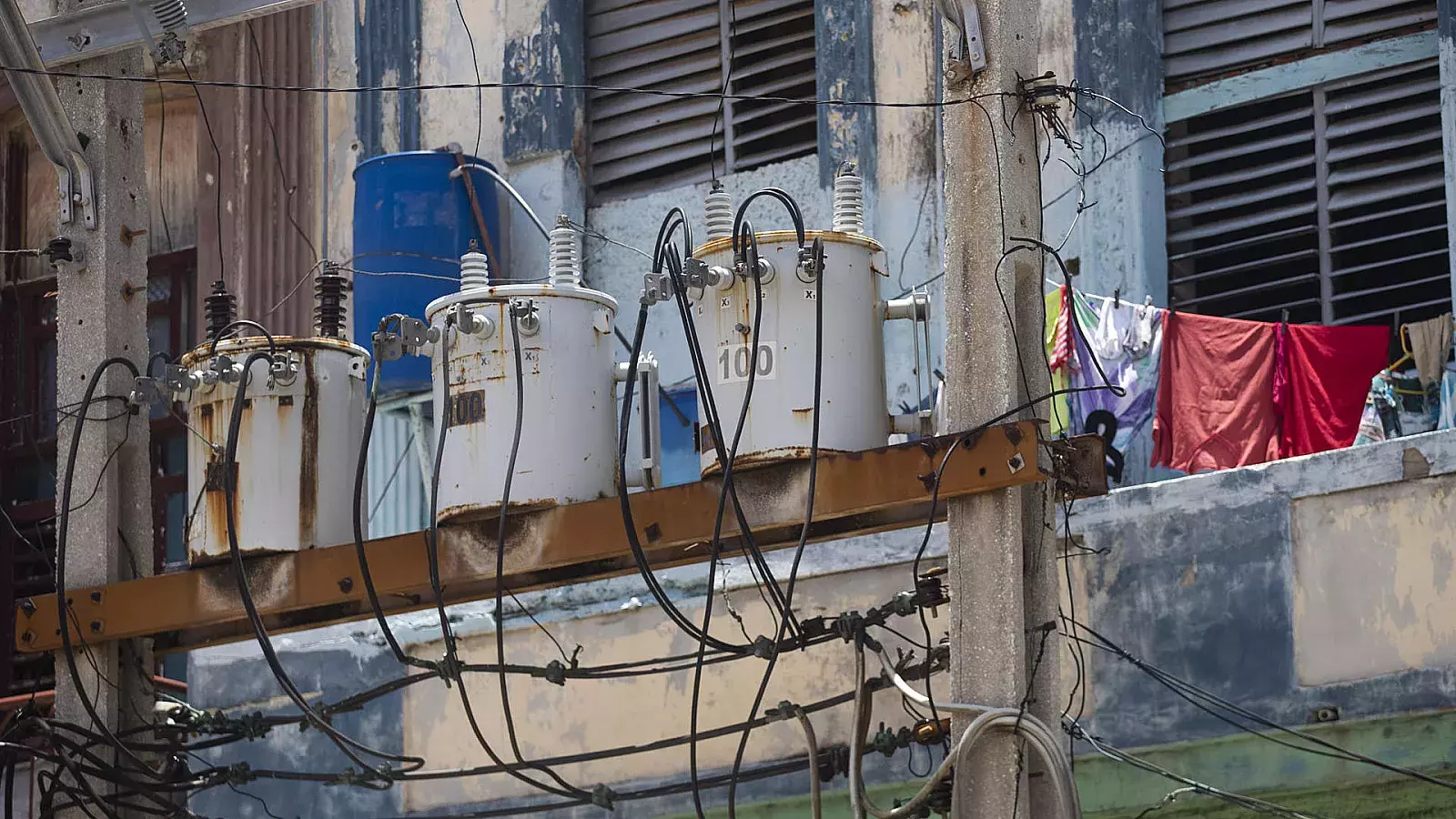 Fotografía de archivo de instalaciones eléctricas próximas a un edificio, en La Habana